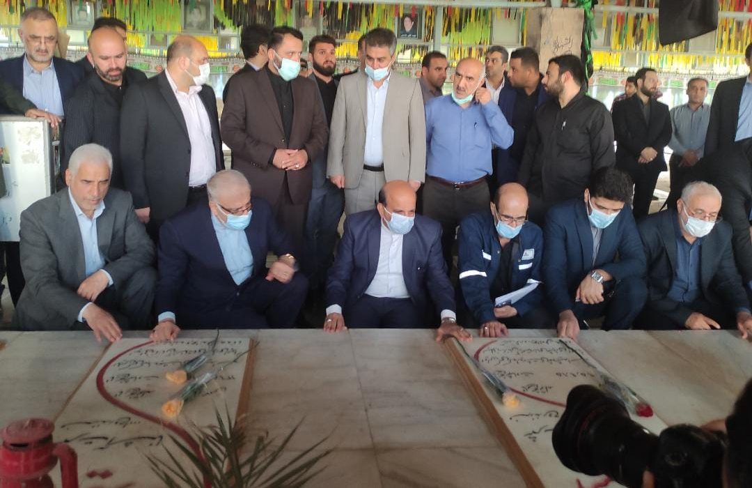 وزیر نفت با حضور در گلزار شهدای مدافع حرم اهواز به مقام شامخ شهیدان ادای احترام کرد