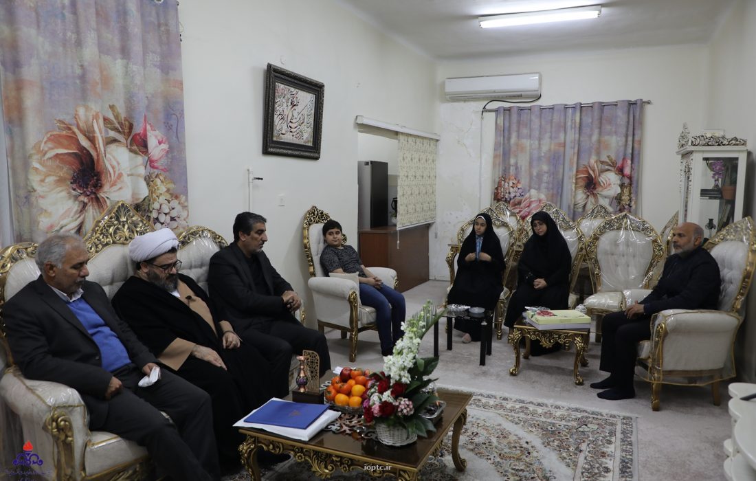 دیدار مشاور وزیر نفت از خانواده شهید مدافع حرم منطقه خوزستان