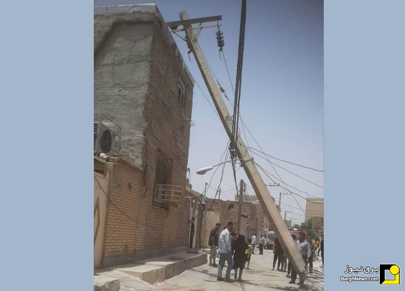 سقوط پایه برق روی یک منزل مسکونی در اهواز