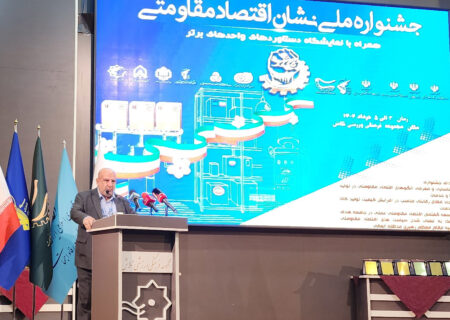 نشان ملی اقتصاد مقاومتی به مدیرعامل شرکت توسعه نیشکر اهدا شد