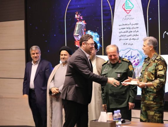 محمدجواد قبادبیگی نشان خدمت در سایه تکریم را دریافت کرد
