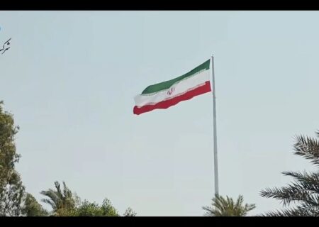 همزمان با آغاز هفته دولت در مراسمی پرچم مقدس جمهوری اسلامی ایران در پتروشیمی فارابی به اهتزاز درآمد