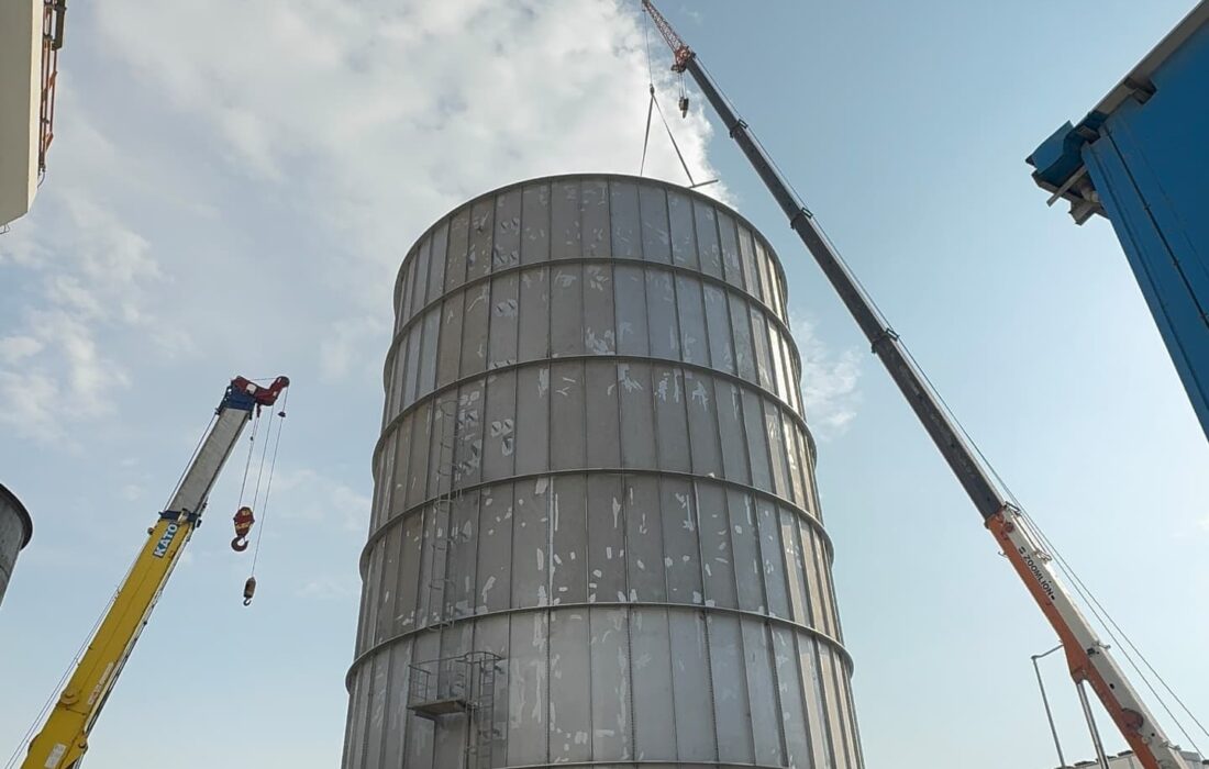نصب اولین فلر زمینی ایران/شریعتمداری: درود بر شرف تک‌تک فرزندانمان