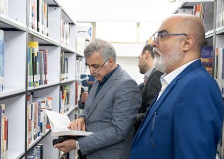 بازدید مدیرعامل گروه توسعه پتروایران از کتابخانه عمومی پارک‌شهر به مناسبت روز کتاب و کتاب‌خوانی