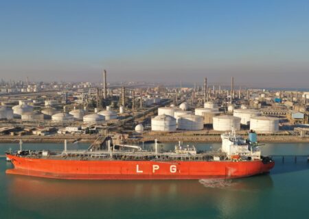 اولین اوراق مرابحه ارزی با پایه «دلار» برای گروه صنایع پتروشیمی خلیج‌فارس منتشر می‌شود/ آغاز عرضه ۷۰ میلیون‌دلاری اوراق مرابحه ارزی پتروشیمی بندرامام از ۱۸ آذر/ گامی مهم برای افزایش درآمد ۴۰۰ میلیون‌دلاری سالانه بندر امام