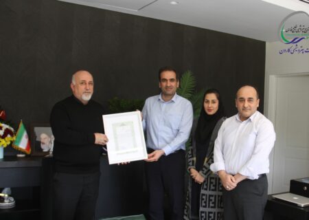 تقدیر مدیرعامل پتروشیمی کارون از نقش‌آفرینان در کسب عنوان شرکت برتر در دانش نوآورانه در پتروفن ۱۴۰۴