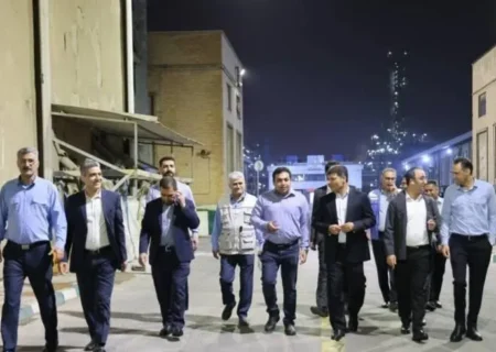 دیدار نوروزی مدیرعامل و جمعی از روسای پتروشیمی شهید تندگویان با کارکنان این مجتمع ساعاتی پس از تحویل سال