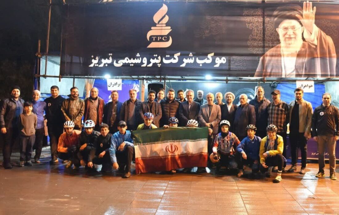 ركاب‌زنی تیم دوچرخه سواری پتروشیمی تبریز در شب میلاد امام رضا(ع) در حمایت از یكپارچگی و حاكمیت ملی ایران