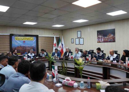 تجدید میثاق با رهبری در سنگر صنعت و تولید؛ استقبال پرشور کارکنان کیمیای پارس خاورمیانه از رضا گنجی مدیرعامل شرکت کیمیای پارس خاورمیانه