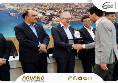 تندیس بلورین دوازدهمین دوره جایزه تعالی صنعت پتروشیمی به پتروشیمی اروند رسید