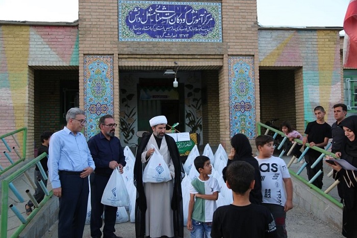 توزیع بیش از 400 پرس غذای نذری در بین خانواده ها و دانش آموزان مدرسه استثنایی مشعل دانش شهرستان هرسین