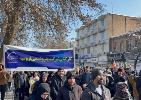 حضور کارکنان شرکت پتروشیمی ارومیه در راهپیمایی 22 بهمن