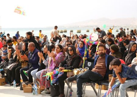 جشن انقلاب اسلامی فرزندان پارسی / پارسی‌ها با پرواز بادبادک‌ها دهه فجر را گرامی داشتند