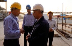 در جریان بازدید از واحد آروماتیک؛ گفت‌ وگوی رودررو و صمیمی مدیرعامل پتروشیمی بندرامام با کارکنان