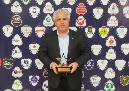 دریافت لوح و تندیس برتر شركت پتروشیمی شیراز در همایش سراسری رضایتمندی مشتری از چشم‌انداز رهبران موفق و پیشرو