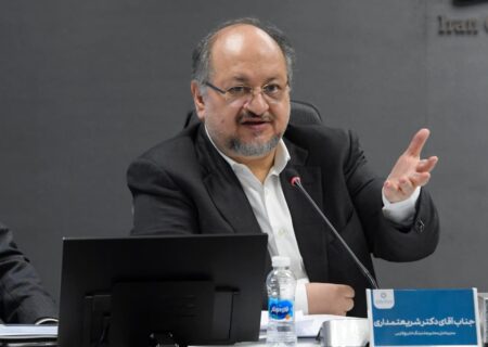 محمد شریعتمداری در مراسم رونمایی از اوراق مرابحه ارزی پتروشیمی بندر امام: با بهره‌برداری از طرح کلرآلکالی، سالانه ۴۰۰ میلیون دلار به درآمد ارزی این شرکت افزوده می‌شود