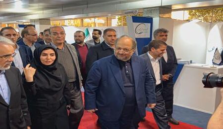 بازدید مدیرعامل گروه صنایع پتروشیمی خلیج‌فارس از غرفه پالایش گاز هویزه در پتروفن ۱۴۰۴