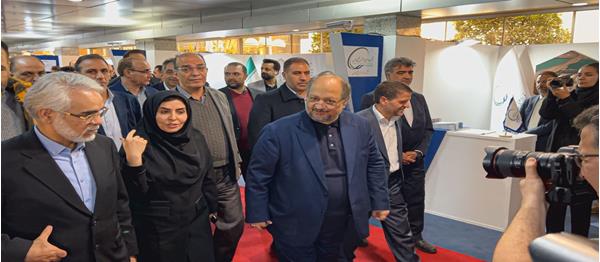 بازدید مدیرعامل گروه صنایع پتروشیمی خلیج‌فارس از غرفه پالایش گاز هویزه در پتروفن ۱۴۰۴