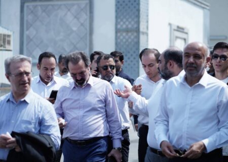 بازدید وزیر تعاون، کار و رفاه اجتماعی از بخش‌های آسیب‌دیده از جنگ پتروشیمی جم