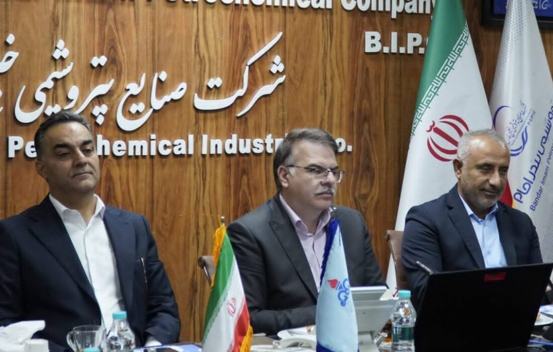 شاکری: روند بازسازی پتروشیمی بندرامام با شیب مناسب در حال پیگیری است/وزارت نفت در کنار شرکتهای آسیب دیده است
